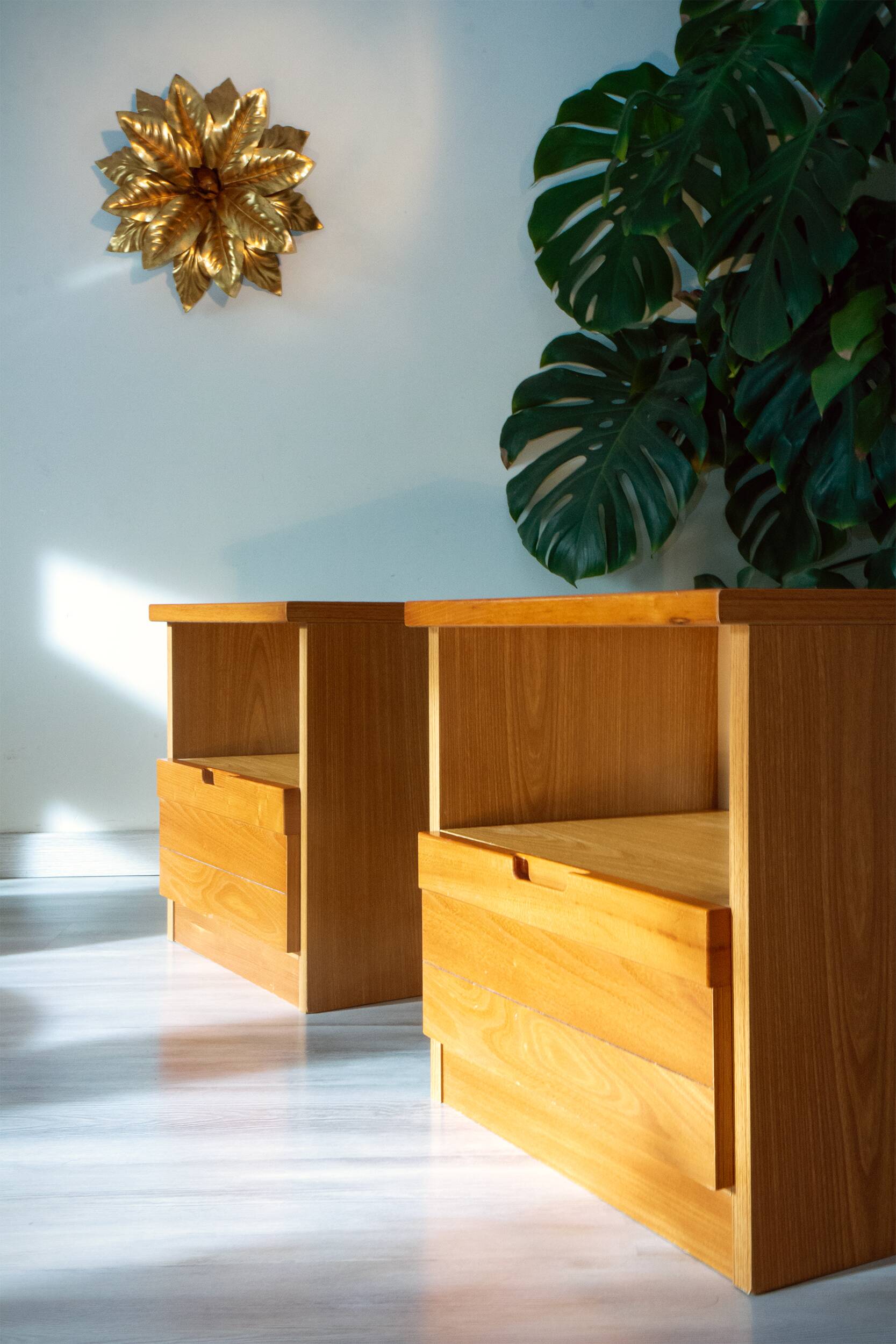 Pair of bedside tables in elm from the 1980s, brutalist design, chalet.