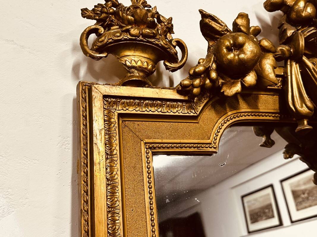 Antique English golden barock mirror mirror with large ornament