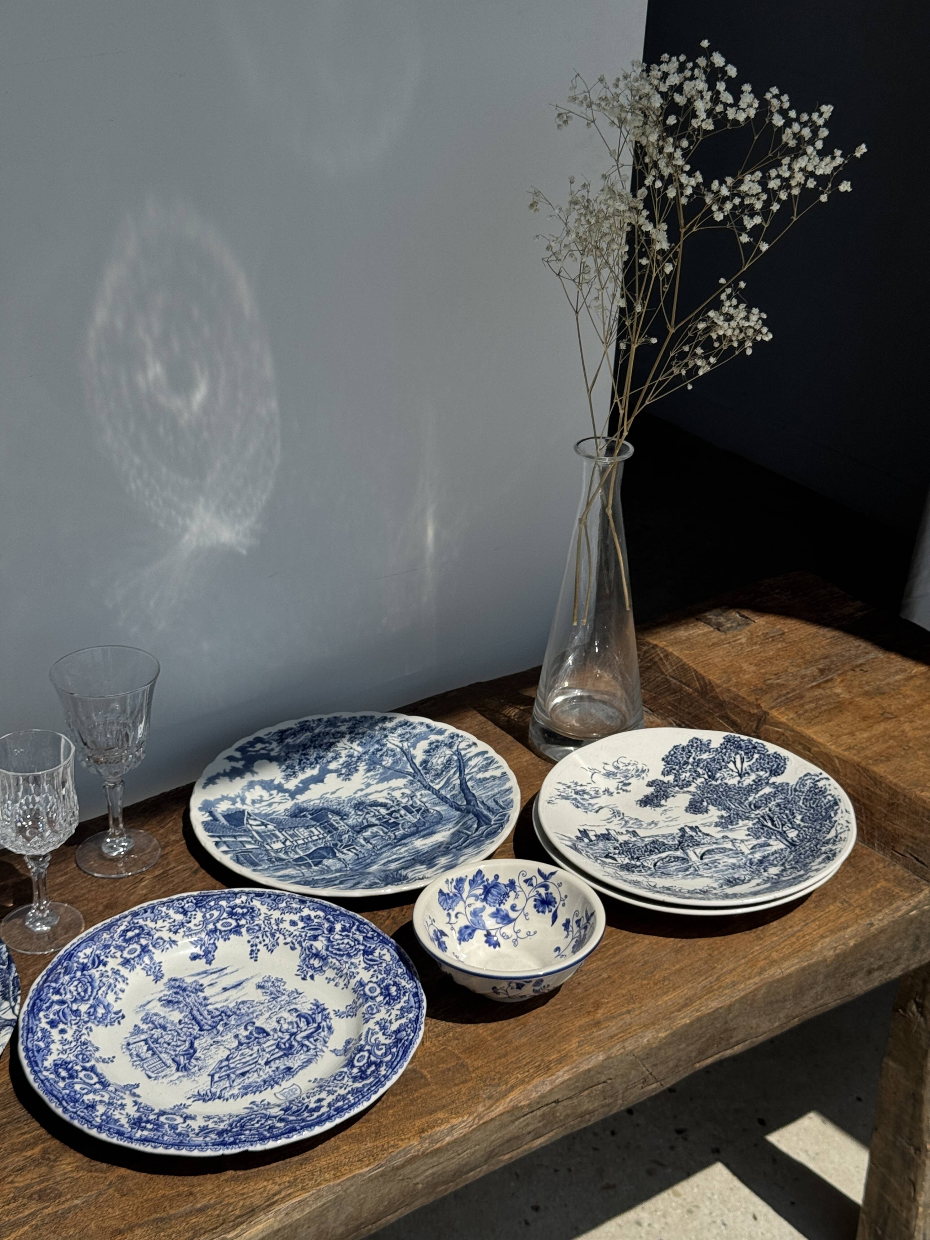 Set of 2 earthenware plates with blue decoration of a bridge and castle