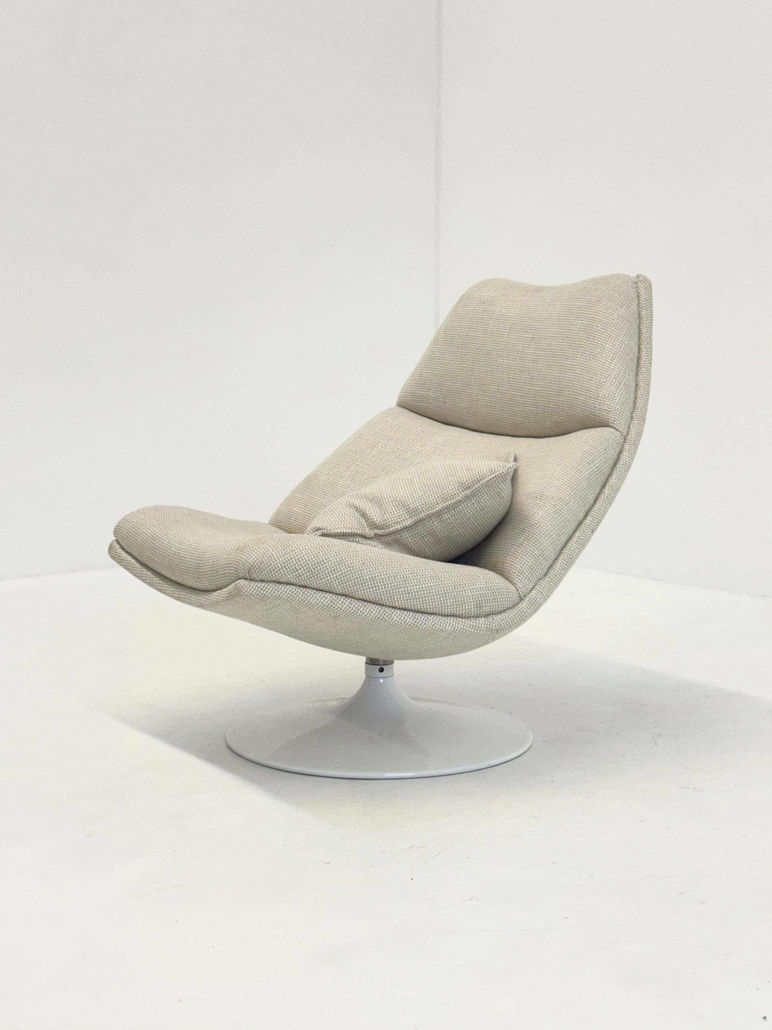 Artifort F511 armchair in cream