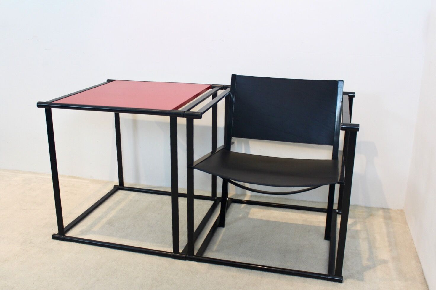 Fm62 chaise longue cubique en cuir et table assortie par radboud van