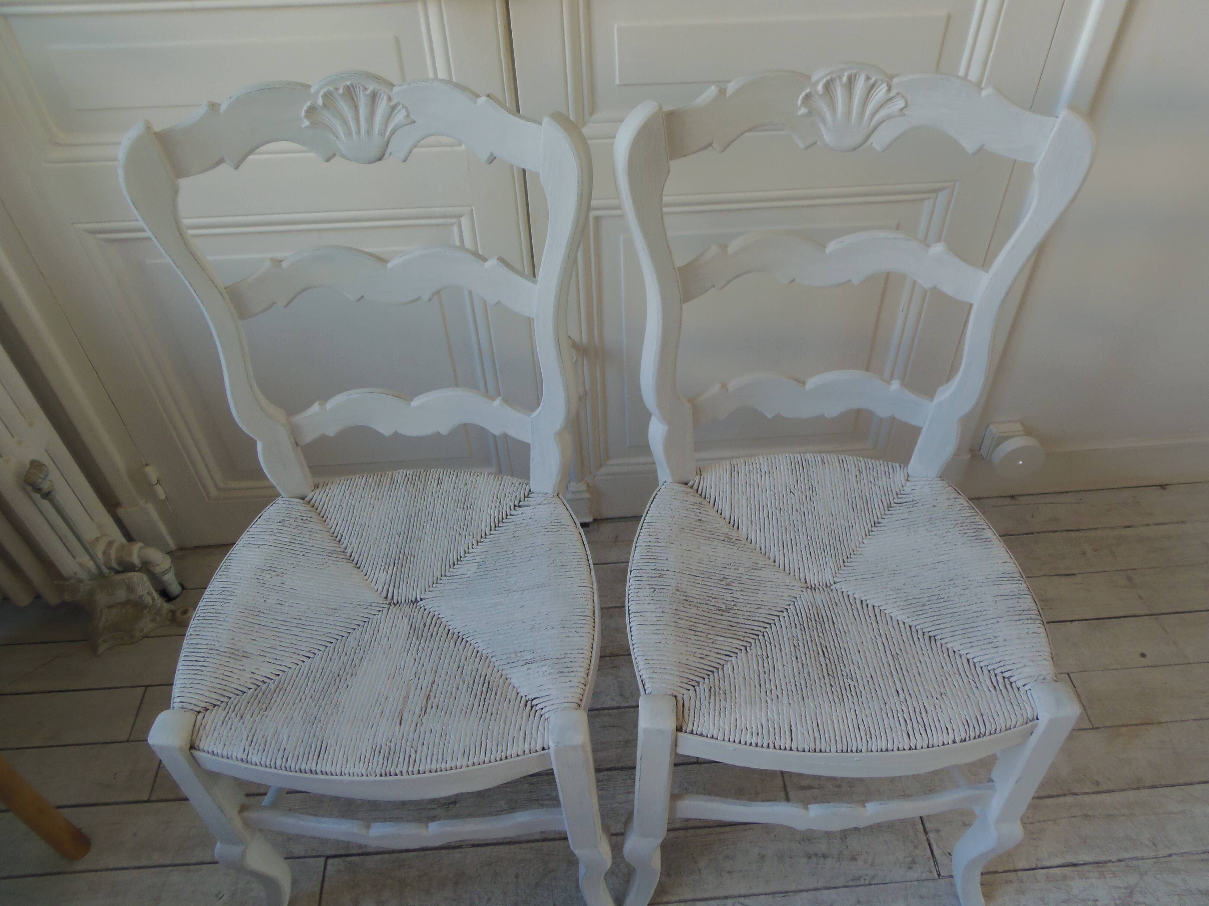 Duo de chaises style campagne réenchantées en gris perle.