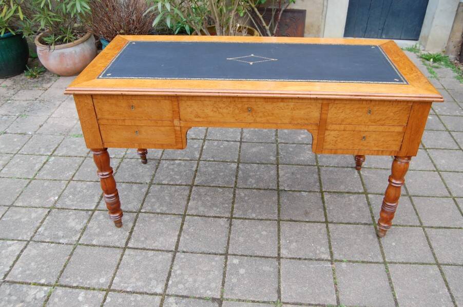 Louis Philippe period desk in mottled maple and cherry, 19th century.