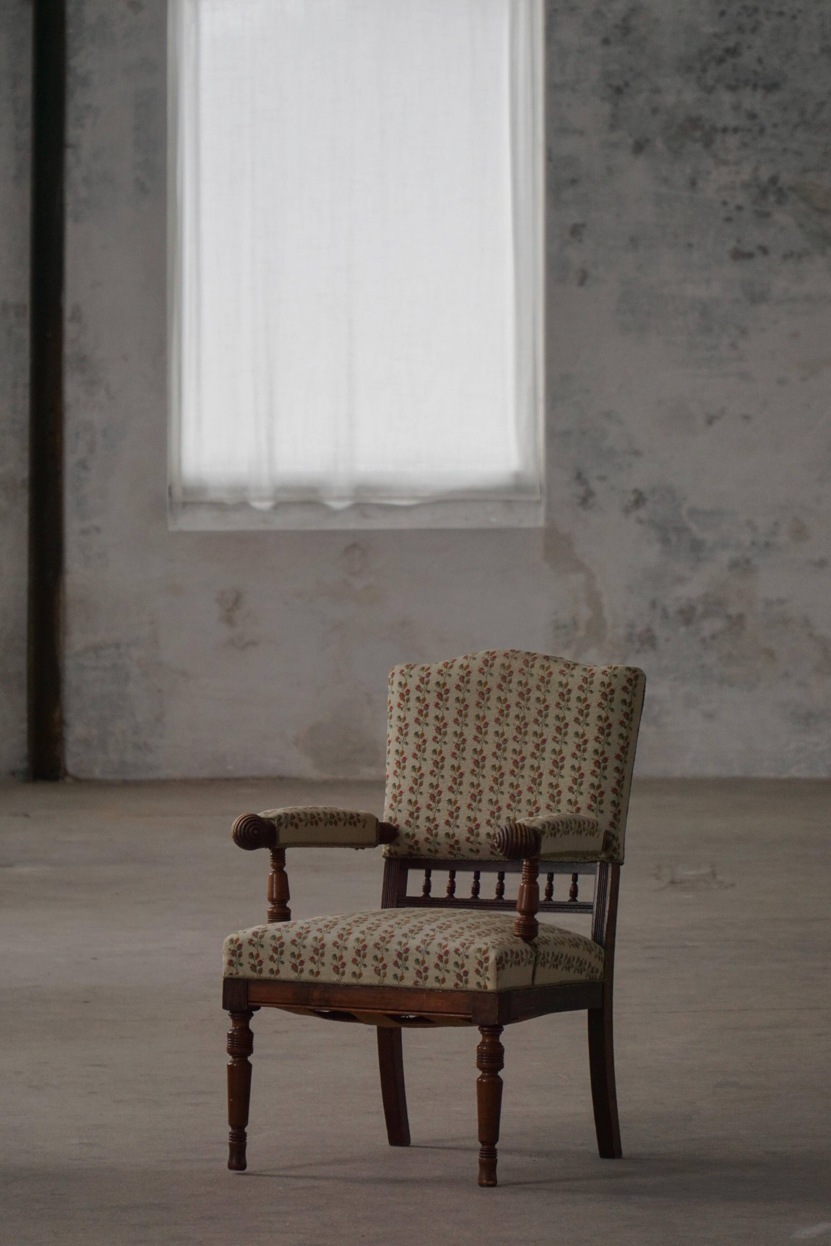 Fauteuil danois moderne en bois tourné avec tissu floral, début du XXe siècle