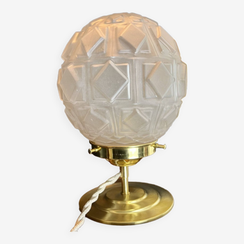 Globe table lamp in molded and frosted glass, geometric shapes. Circa 60