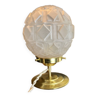 Globe table lamp in molded and frosted glass, geometric shapes. Circa 60