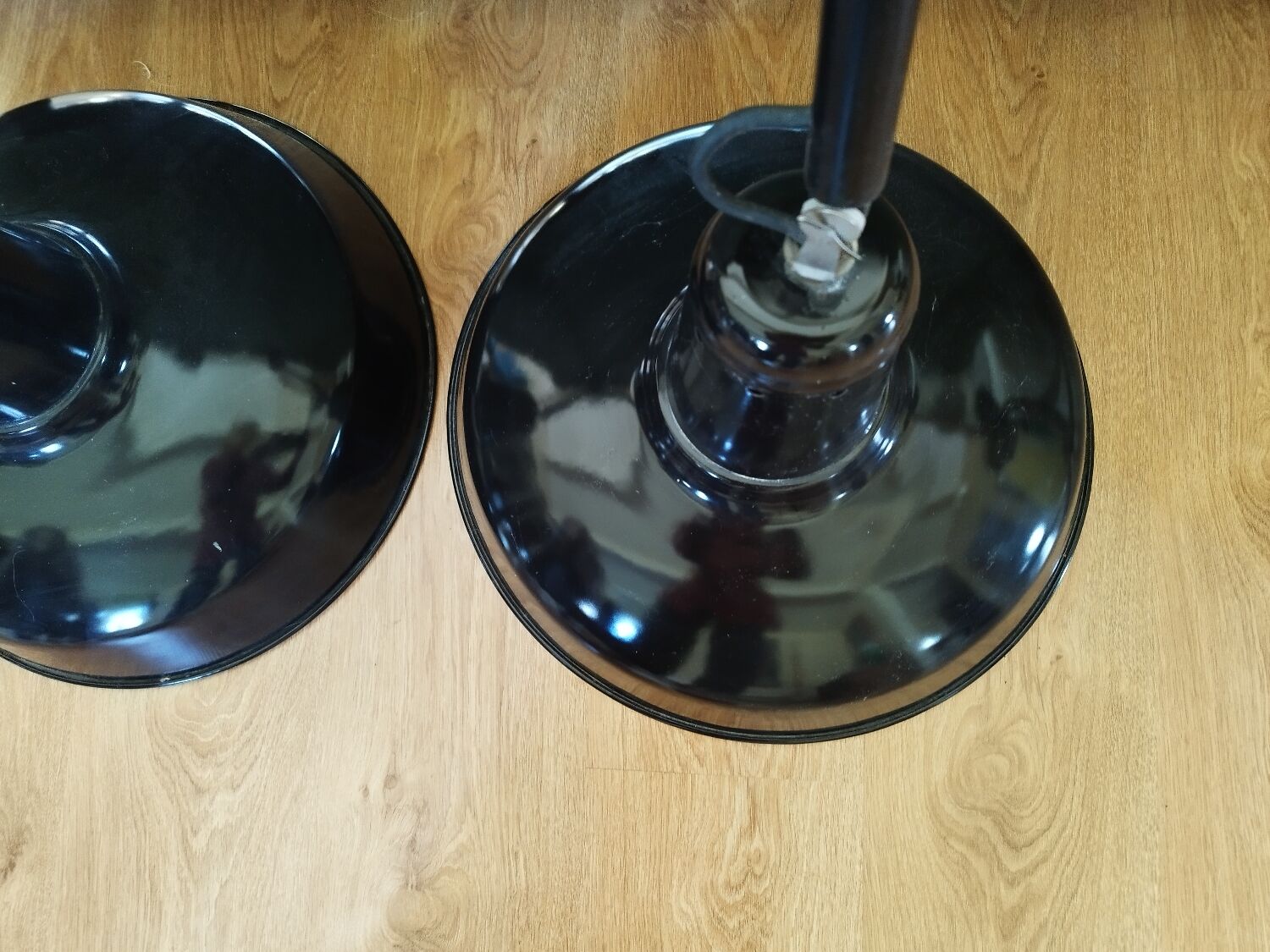 Paire de lampes d'atelier suspensions émaillée noire