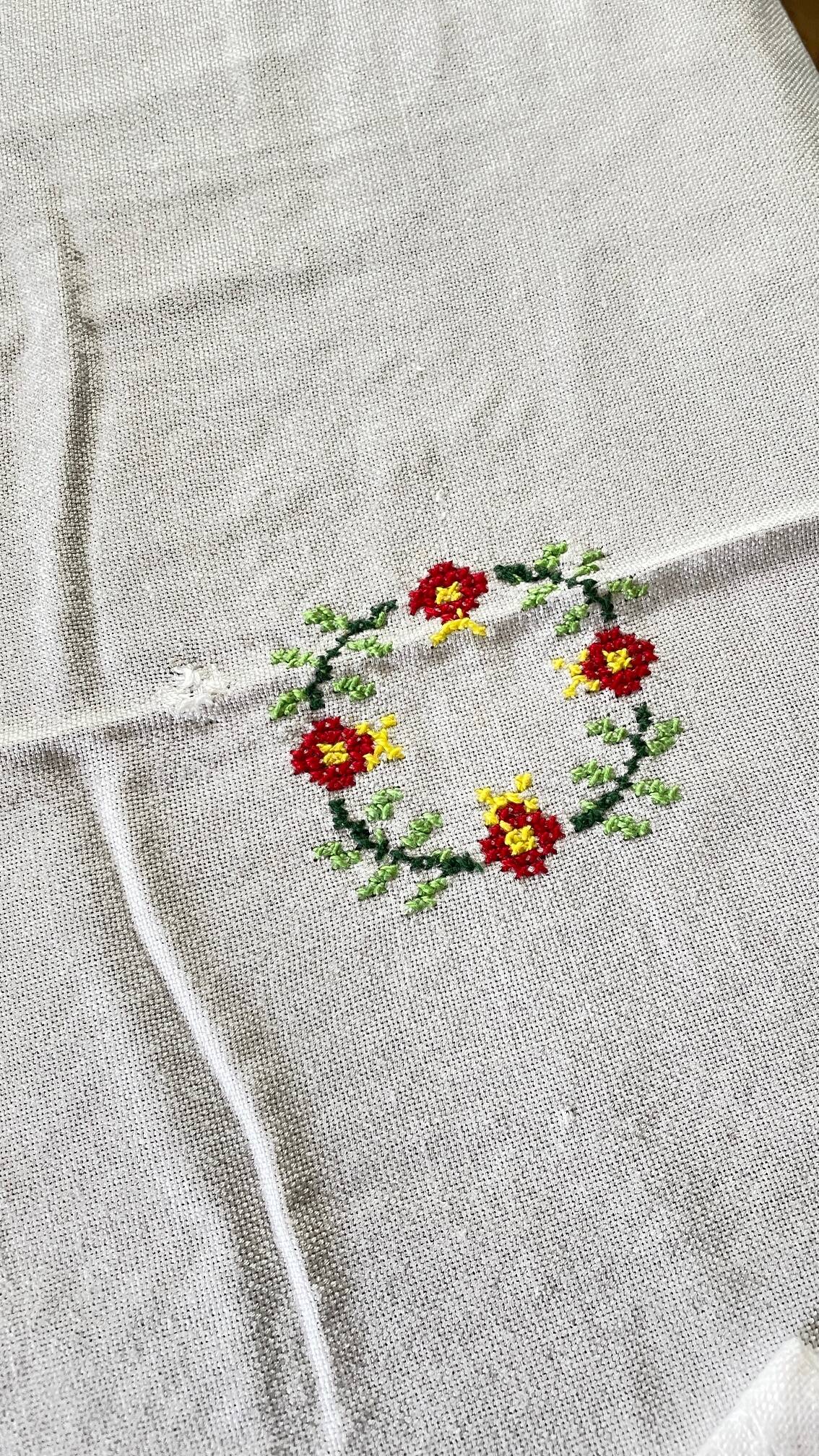 Embroidered tablecloth and 12 vintage napkins