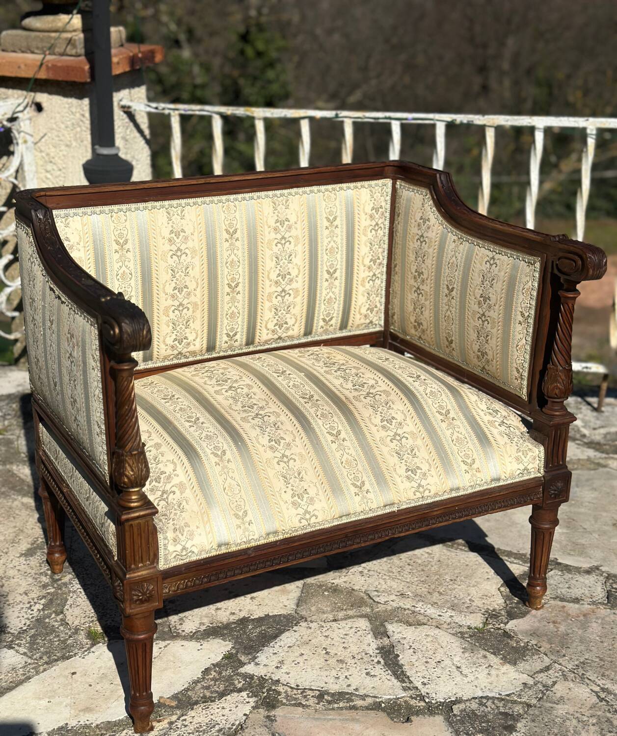 Low armchair in finely carved wood in the Louis XVI style from the 19th century