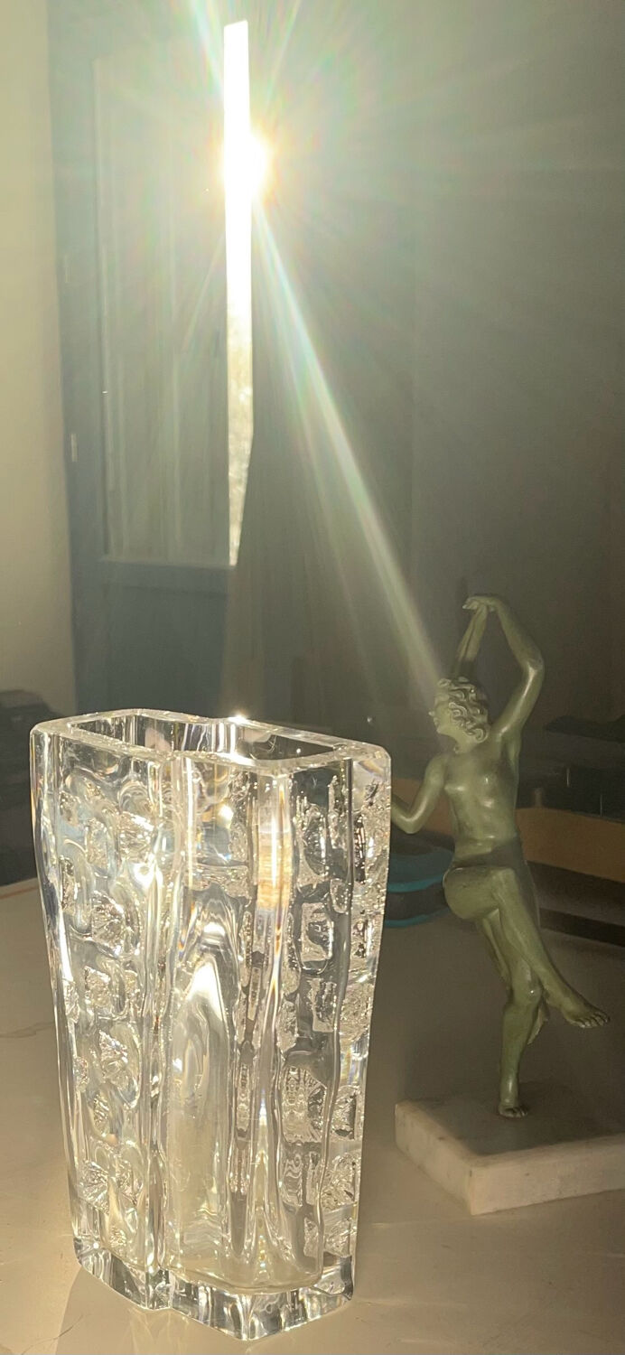 Vase en cristal épais Daum. Décor sculpté forme moderniste. 1960 - 70