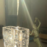 Vase en cristal épais Daum. Décor sculpté forme moderniste. 1960 - 70