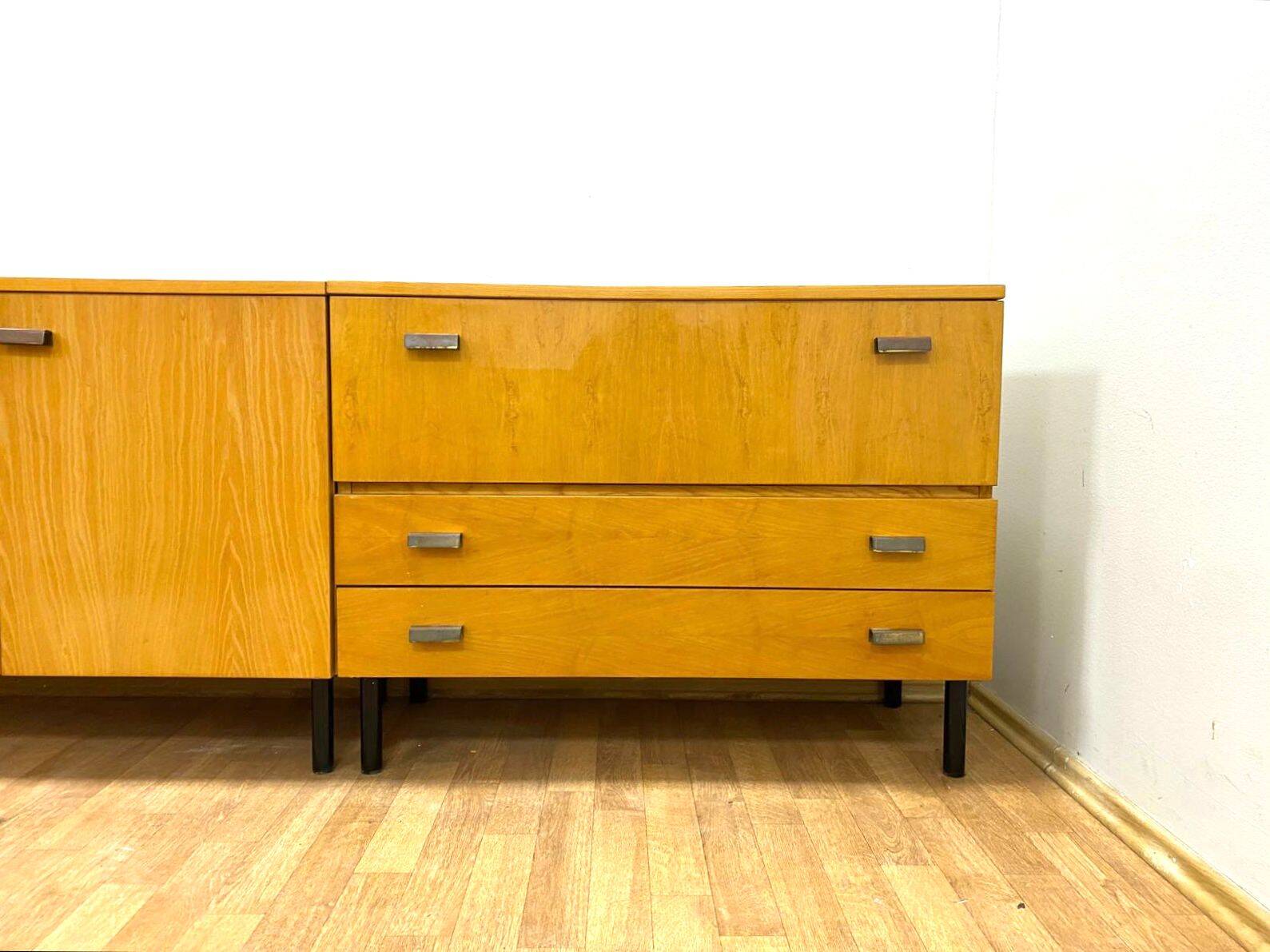 Commode rétro, intérieur, années 1960 (design tchèque)
