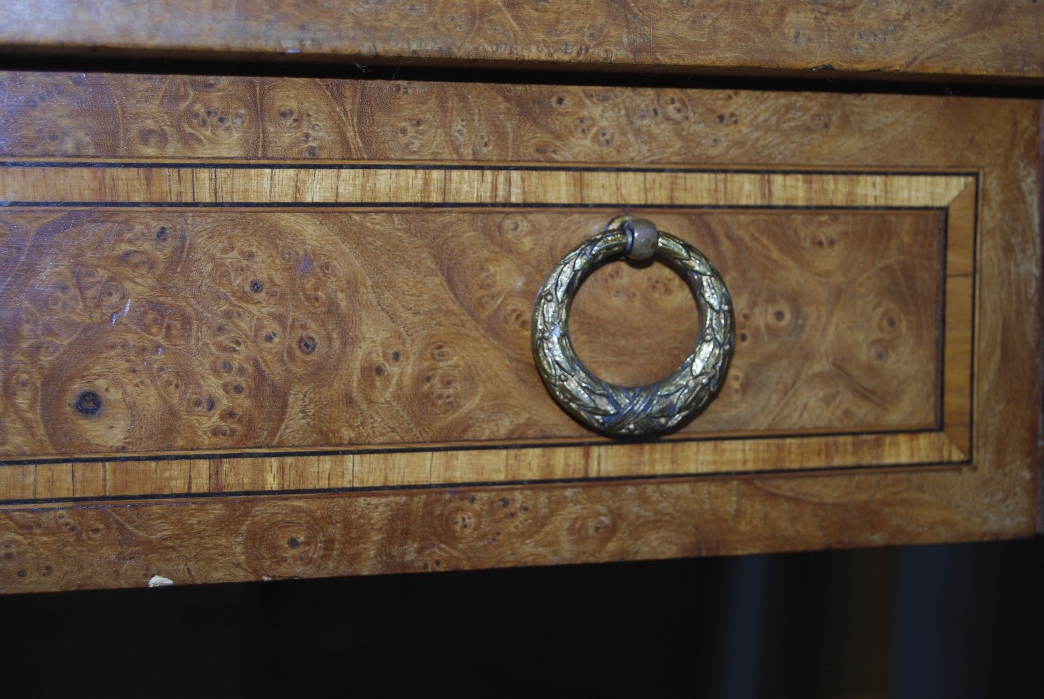 Louis XVI-style hairdresser in elm magnifying glass and 20th century marquetry net.
