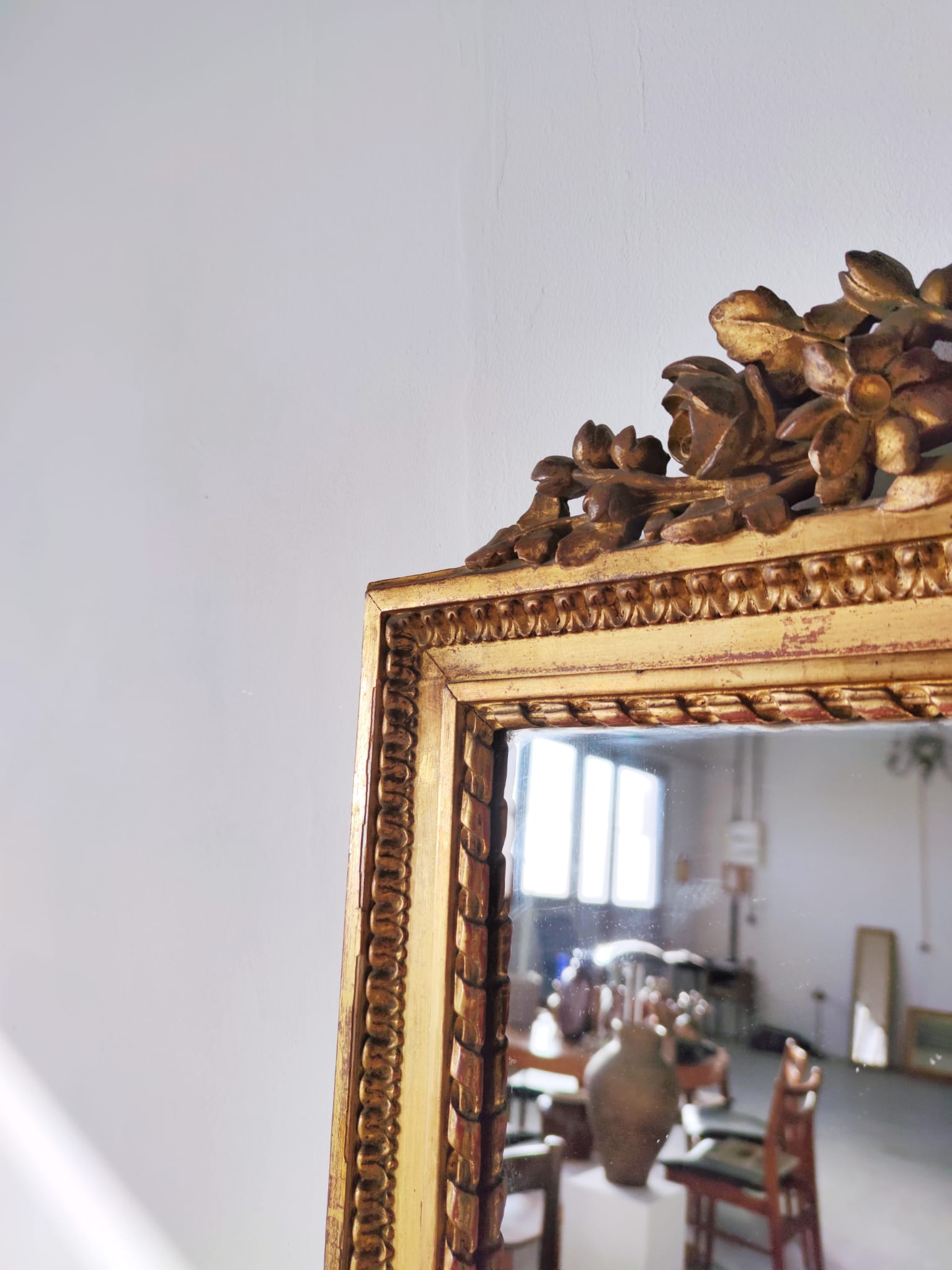 Miroir de cheminée en bois doré à décor de nœud et de roses H : 164 cm