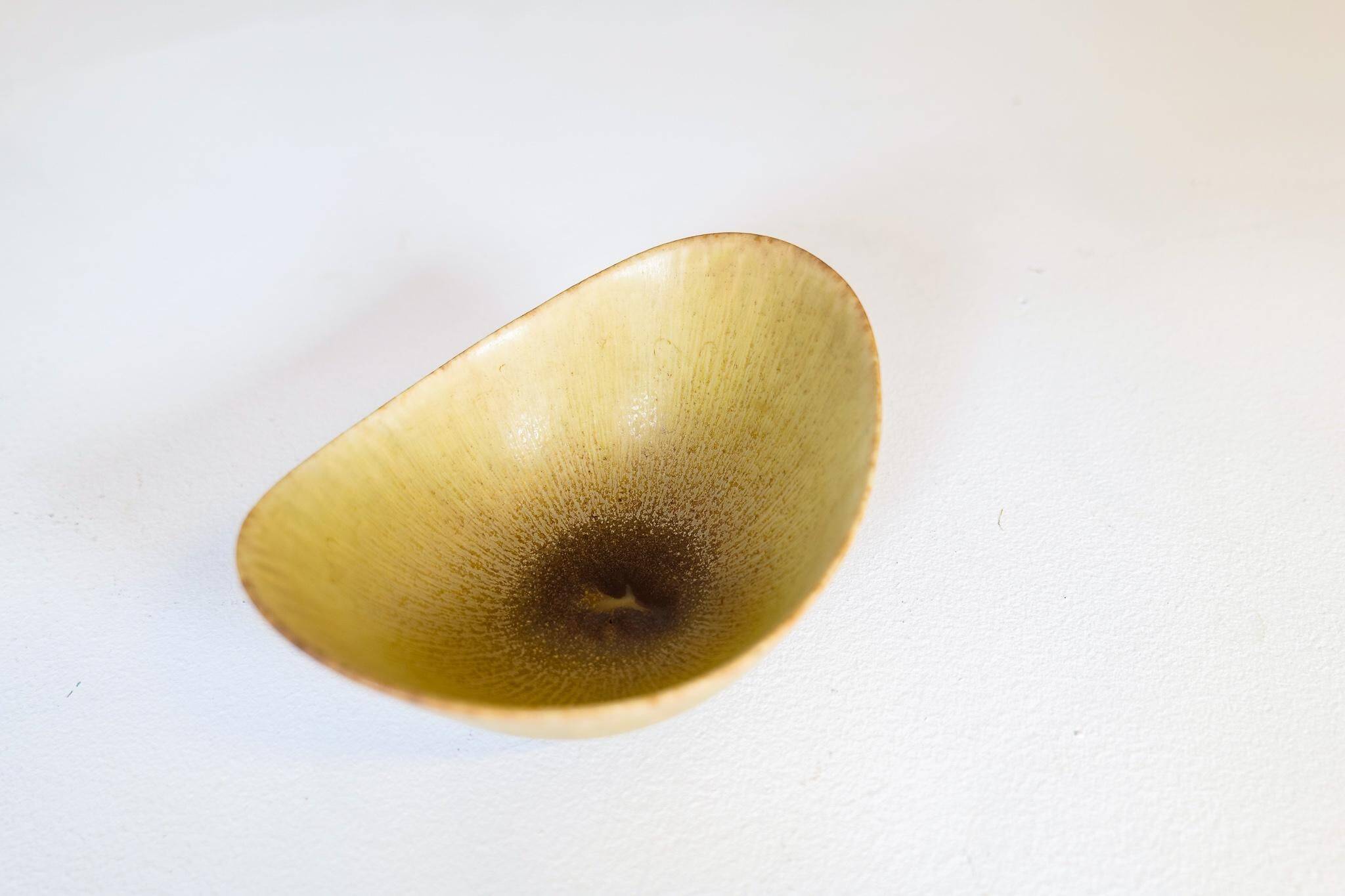 Set of 3 modern mid-century ceramic bowls by Gunnar Nylund Rörstrand, Sweden.