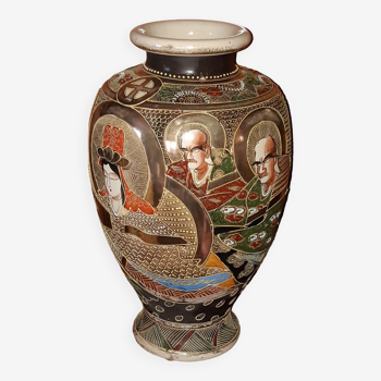 Grand vase Japonais Satsuma signé à décors de Geishas et de Samouraïs