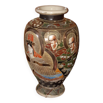 Grand vase Japonais Satsuma signé à décors de Geishas et de Samouraïs