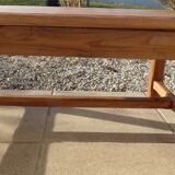 Table basse en chêne à pieds joints par une entretoise