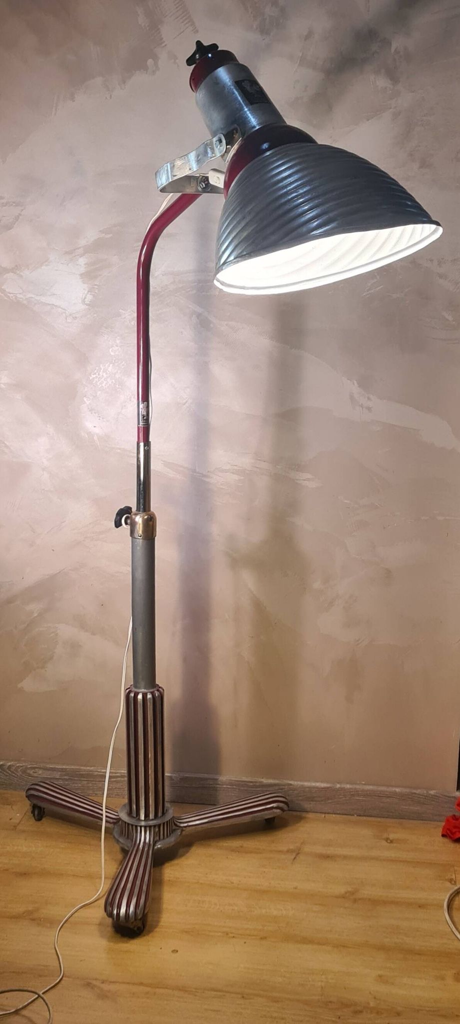 lampadaire 1940  rarestyle projecteur pieds sur roulettes  alu masif    180x110x70