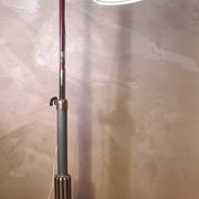 lampadaire 1940  rarestyle projecteur pieds sur roulettes  alu masif    180x110x70