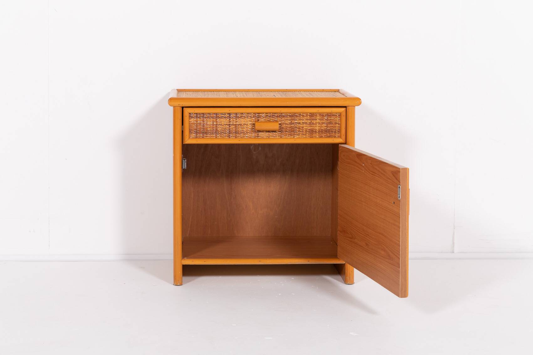 Armoire vintage en rotin et osier