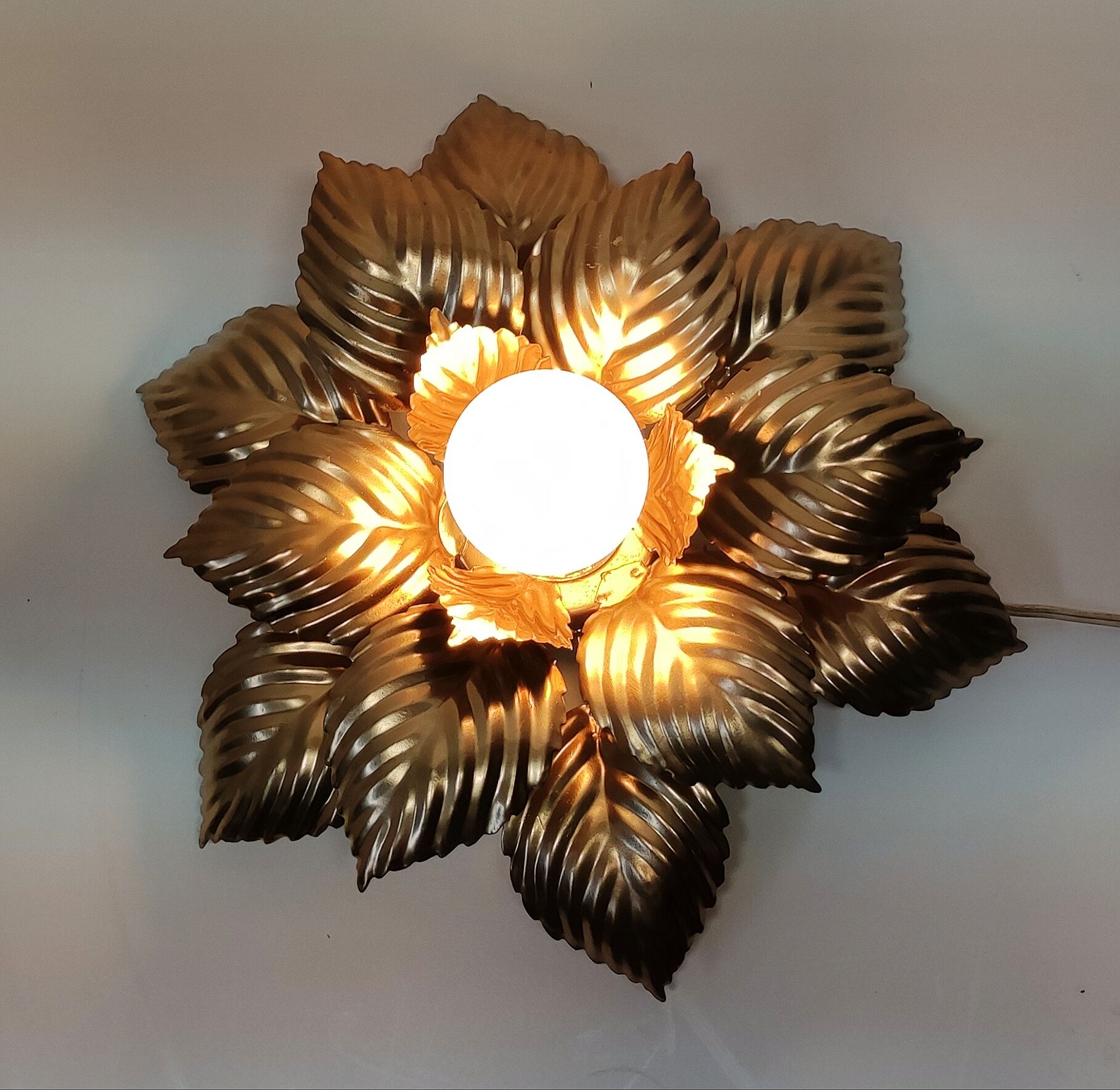 70s golden flower ceiling