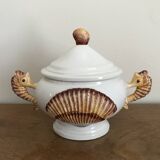 Pot couvert zoomorphe à décor d’hippocampes