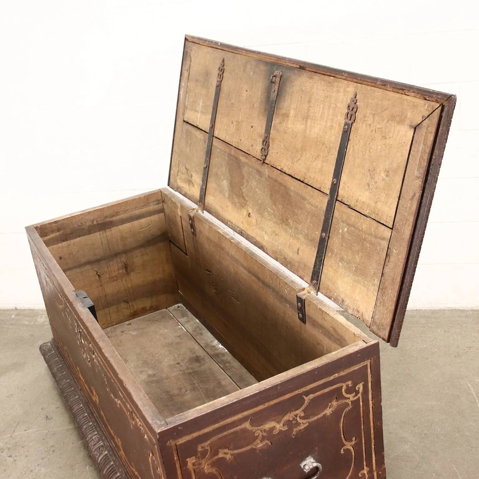 Piedmontese baroque chest in walnut, Italy, 18th century