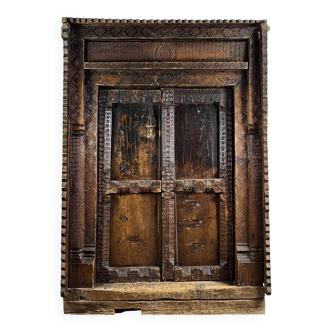 Afghan door in carved wood from the late 19th century with Palace Temple framing.