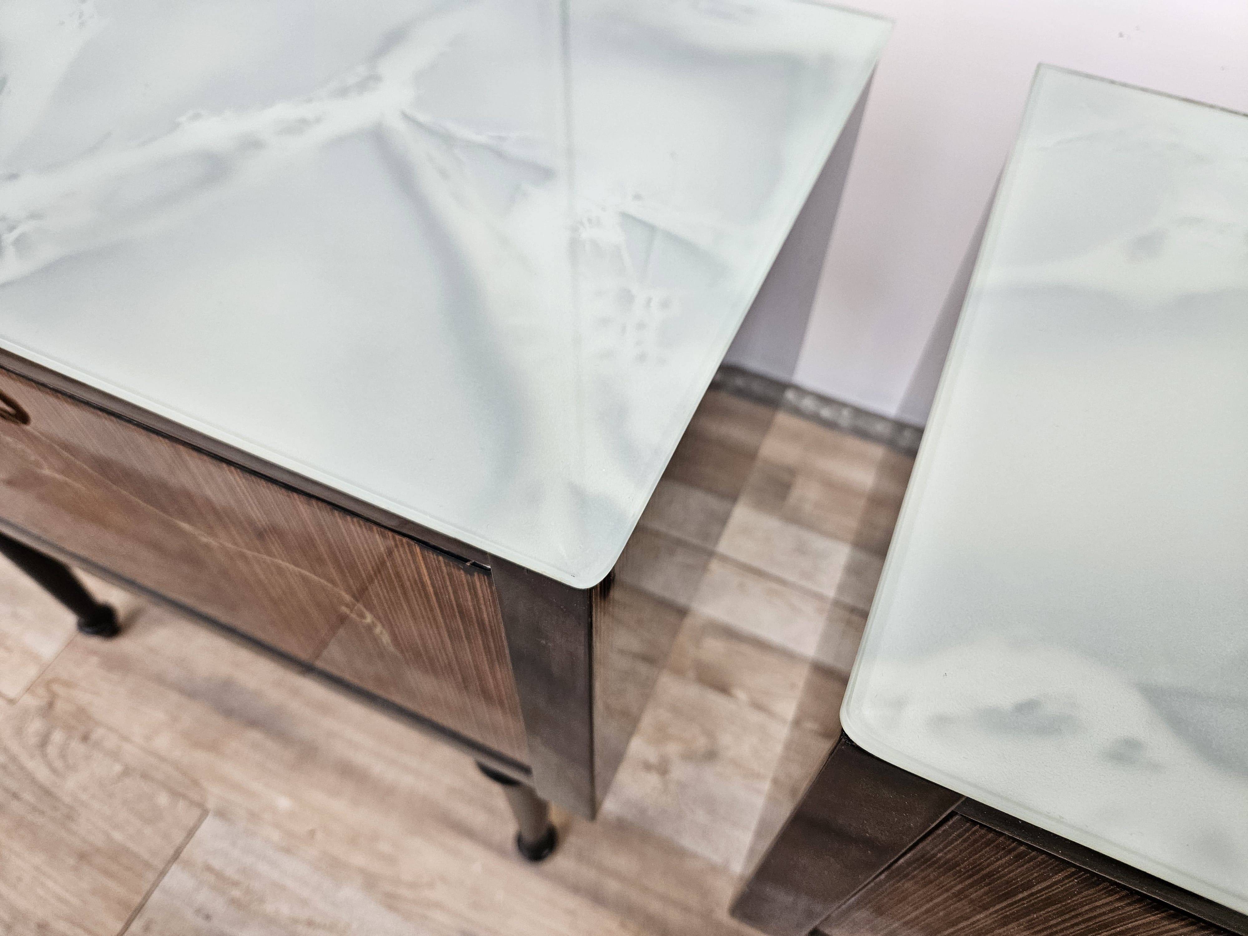 Paire de tables de chevet des années 60 avec porte à abattant et plateau en verre bleu