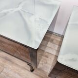 Paire de tables de chevet des années 60 avec porte à abattant et plateau en verre bleu