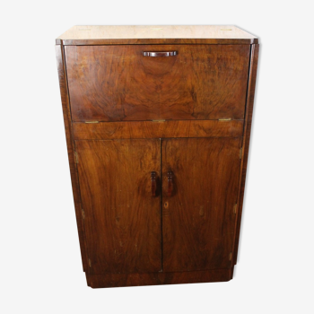 Armoire à cocktail en noyer avec des verres