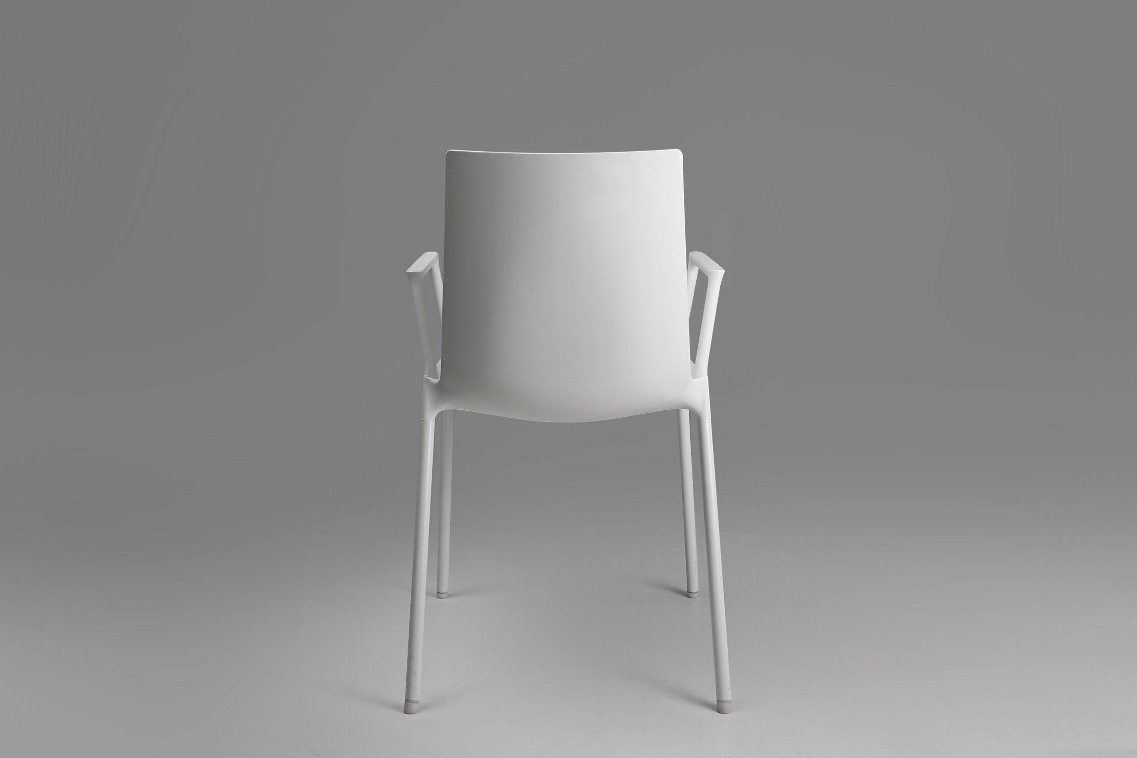 Chaise blanche design du 21e siècle avec accoudoirs, Belgique