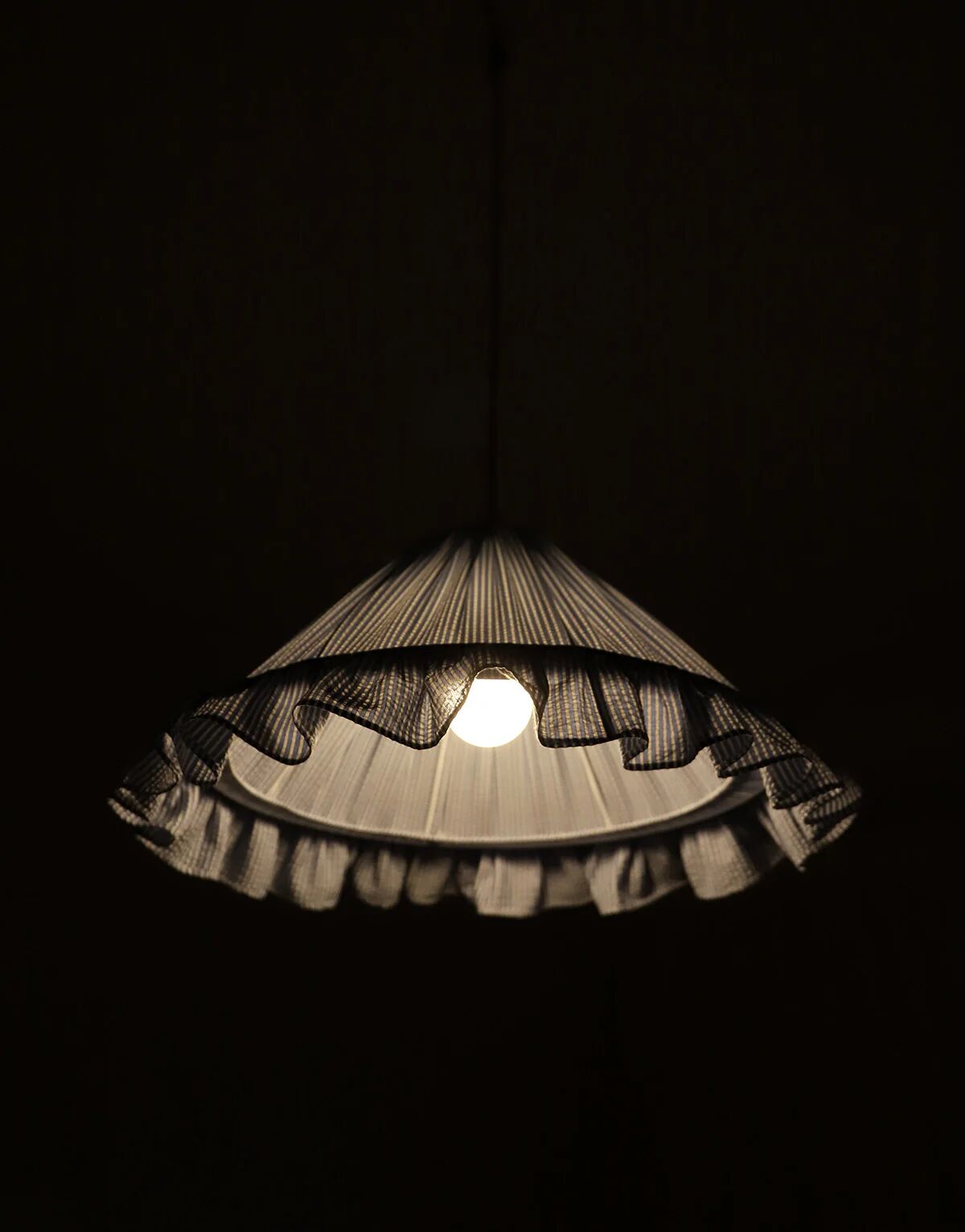 Conical suspension with fine stripes and Emilia "marina" shade.