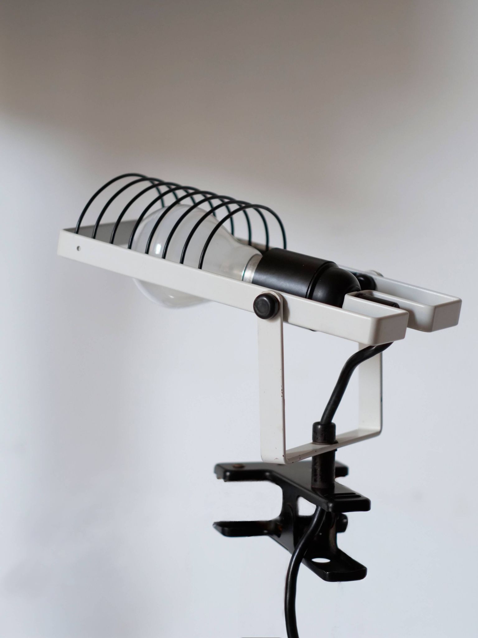 Artemide lampe à pince Design Ernesto Gismondi modèle Sintesi