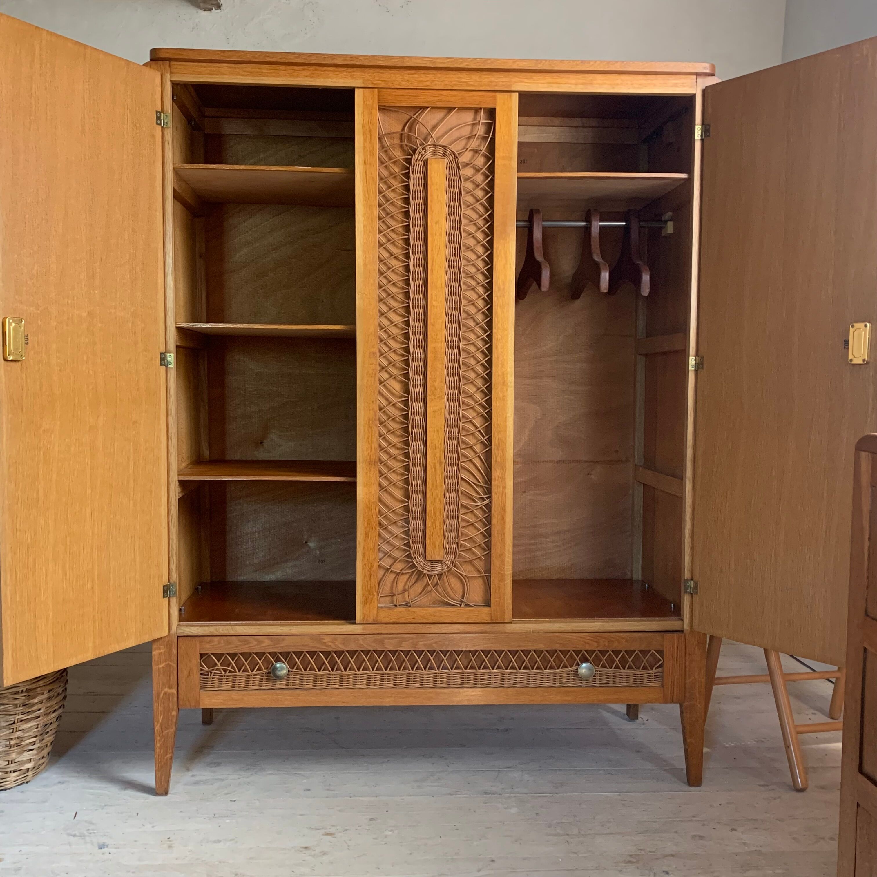 Armoire chêne et rotin vintage