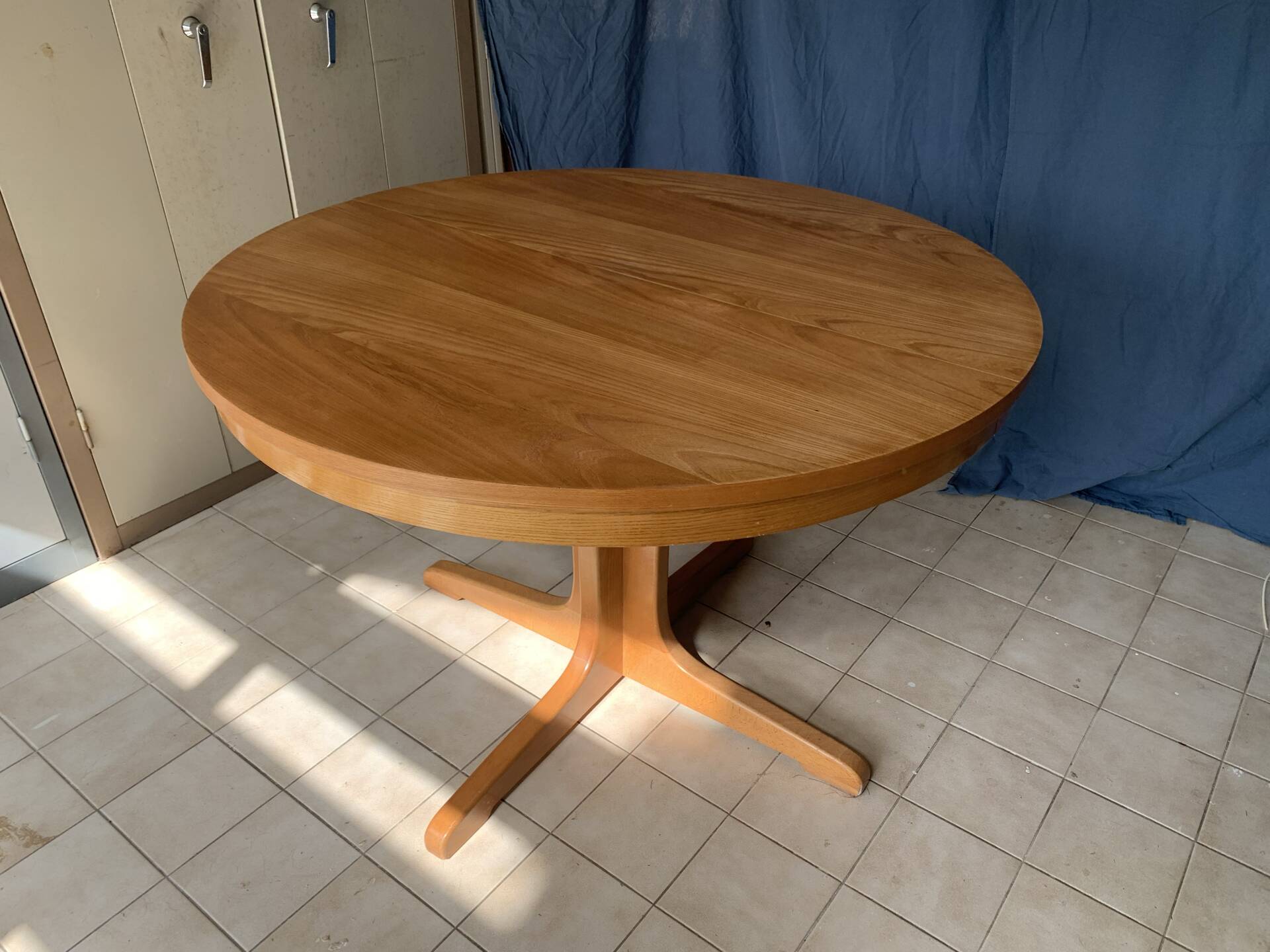 Table ronde en bois avec piétement style Baumann