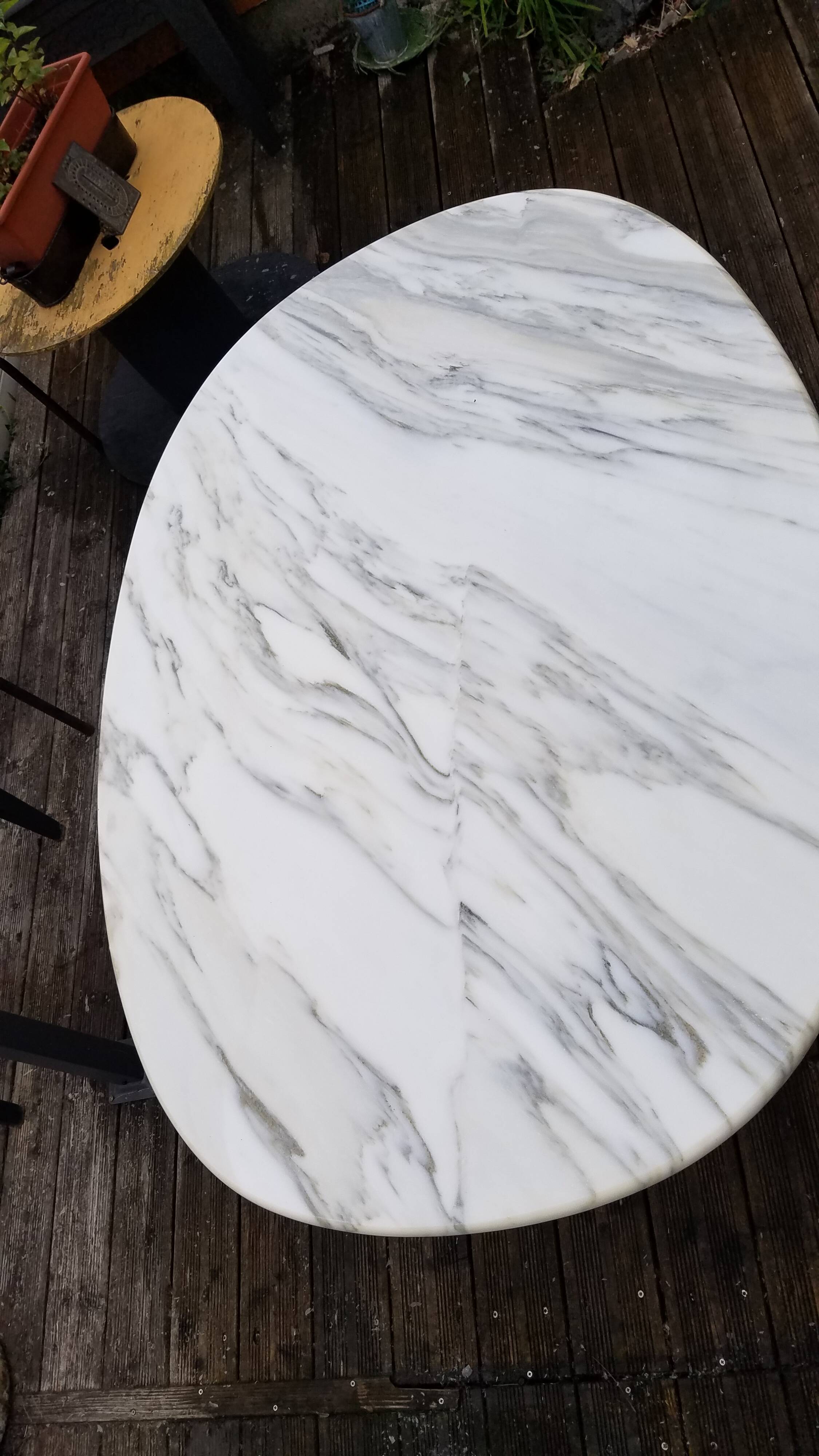 Table ovale en marbre