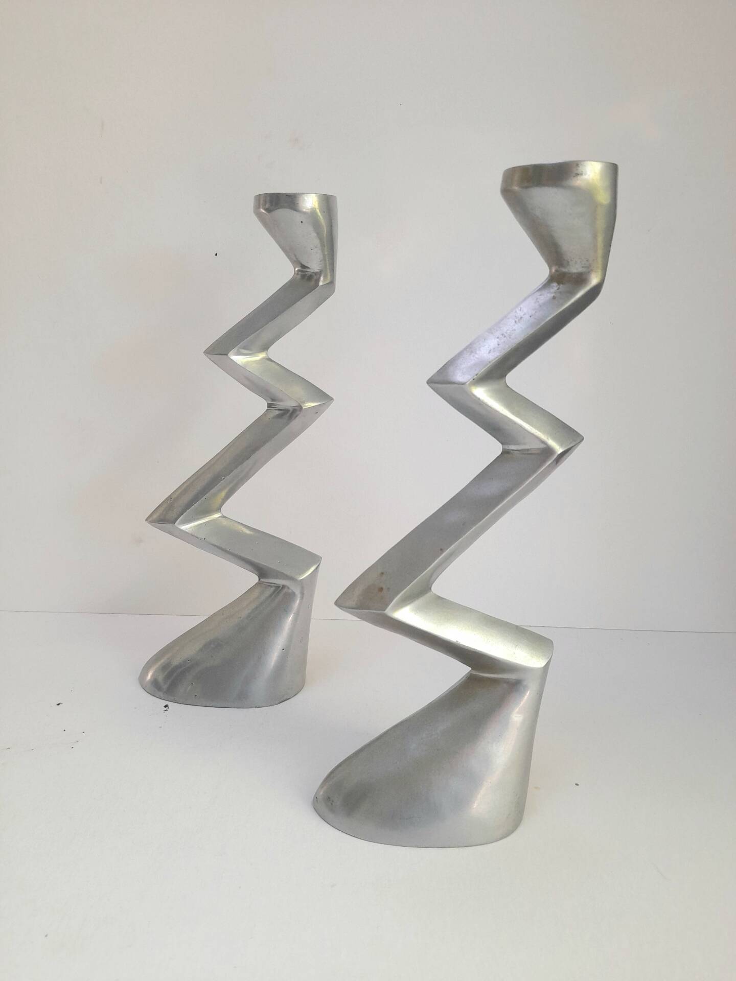 Paire de bougeoirs zigzag Matthew Hilton pour SPC 80s