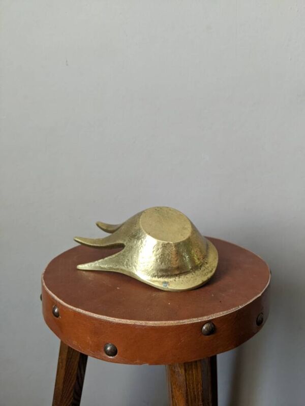 Vide poche cendrier main en laiton design contemporain artisanal