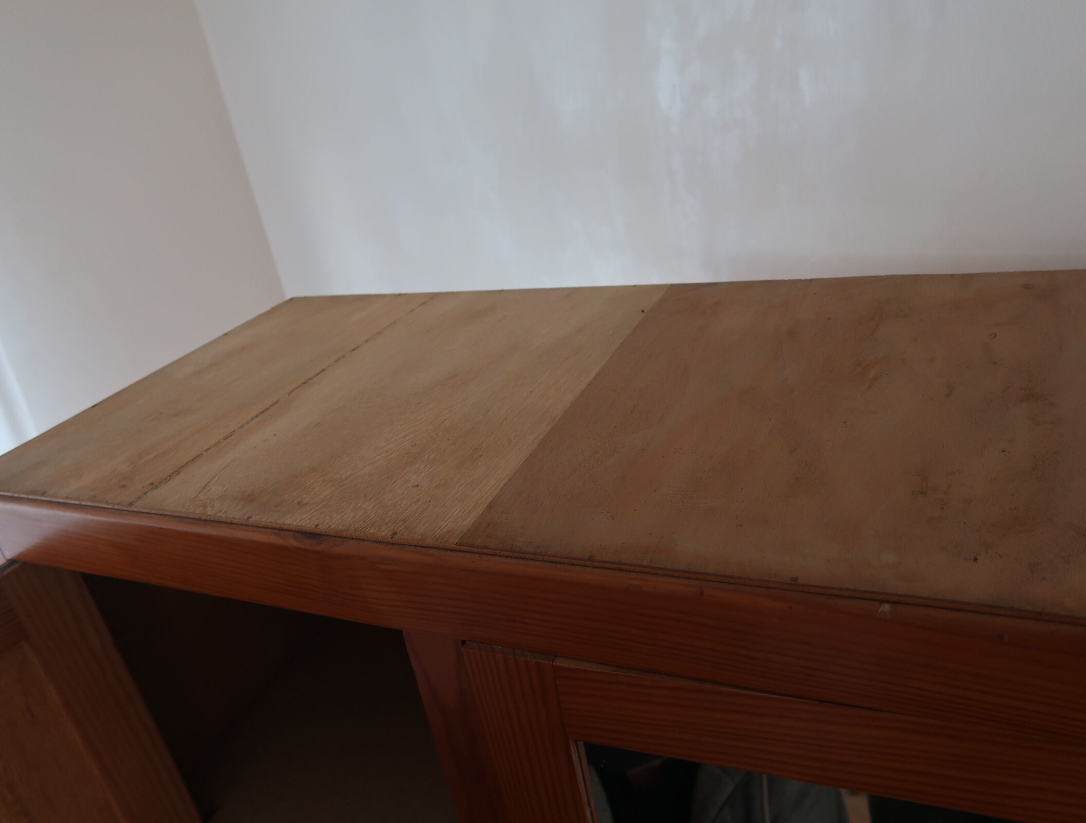 Armoire pieds compas