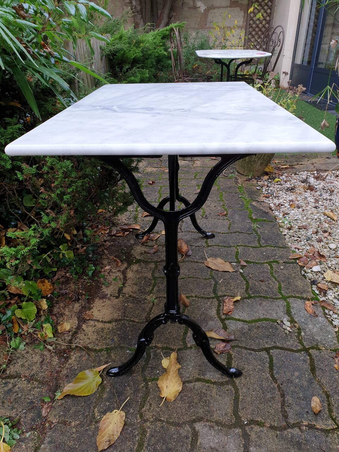 Table bistrot en marbre de carrare et fonte