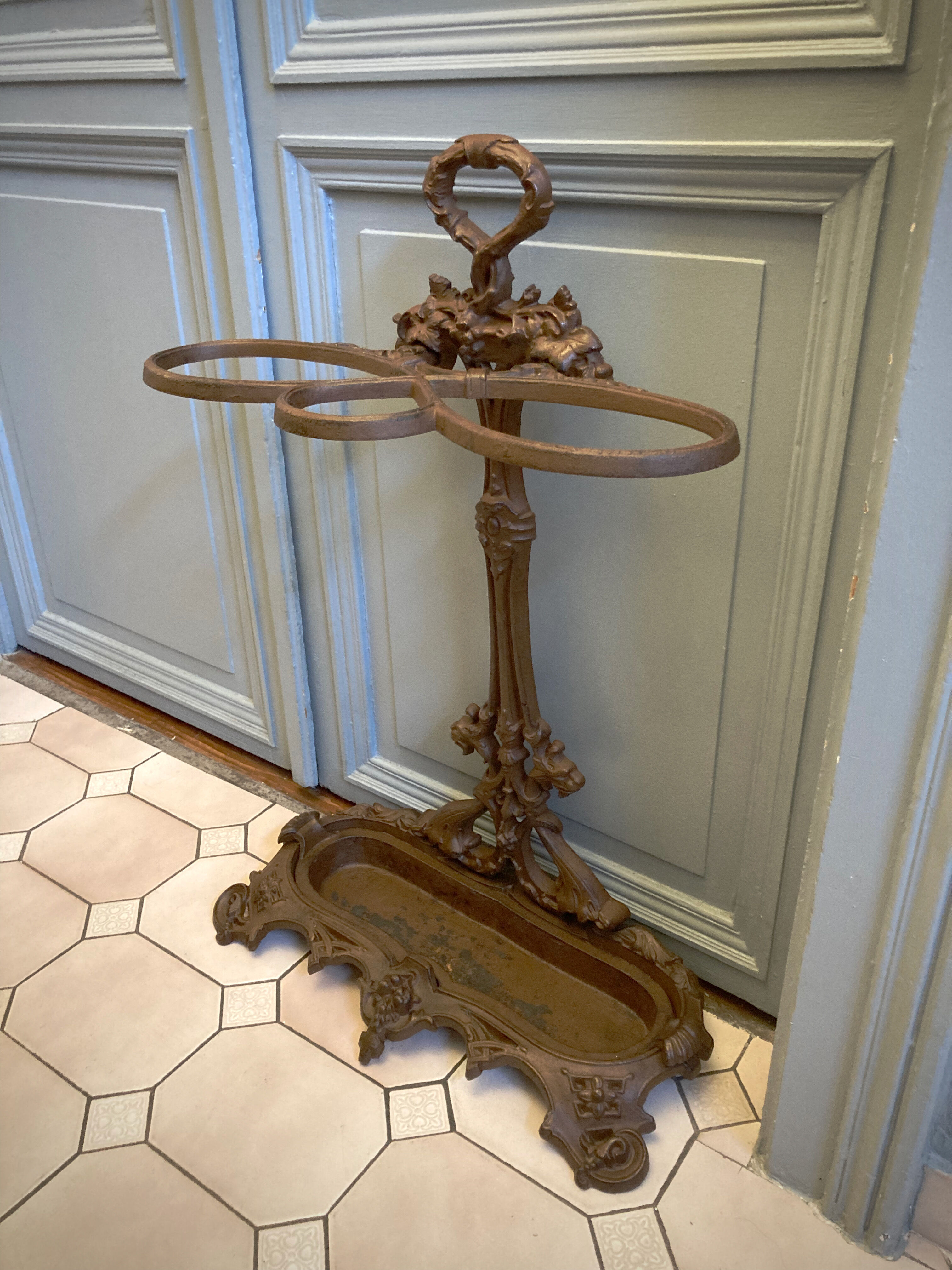 Art Nouvelles cast iron umbrella holder