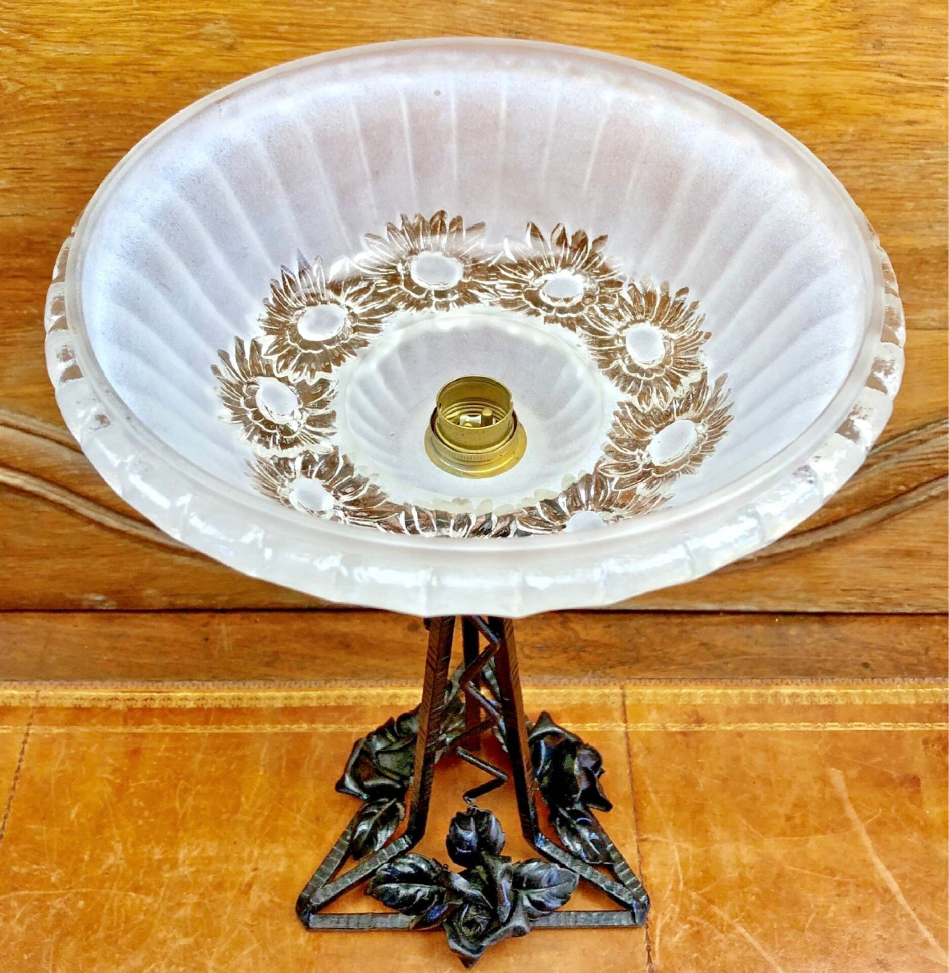 Art Deco wrought iron lamp with 3 rose glass daisies Ezan 1930