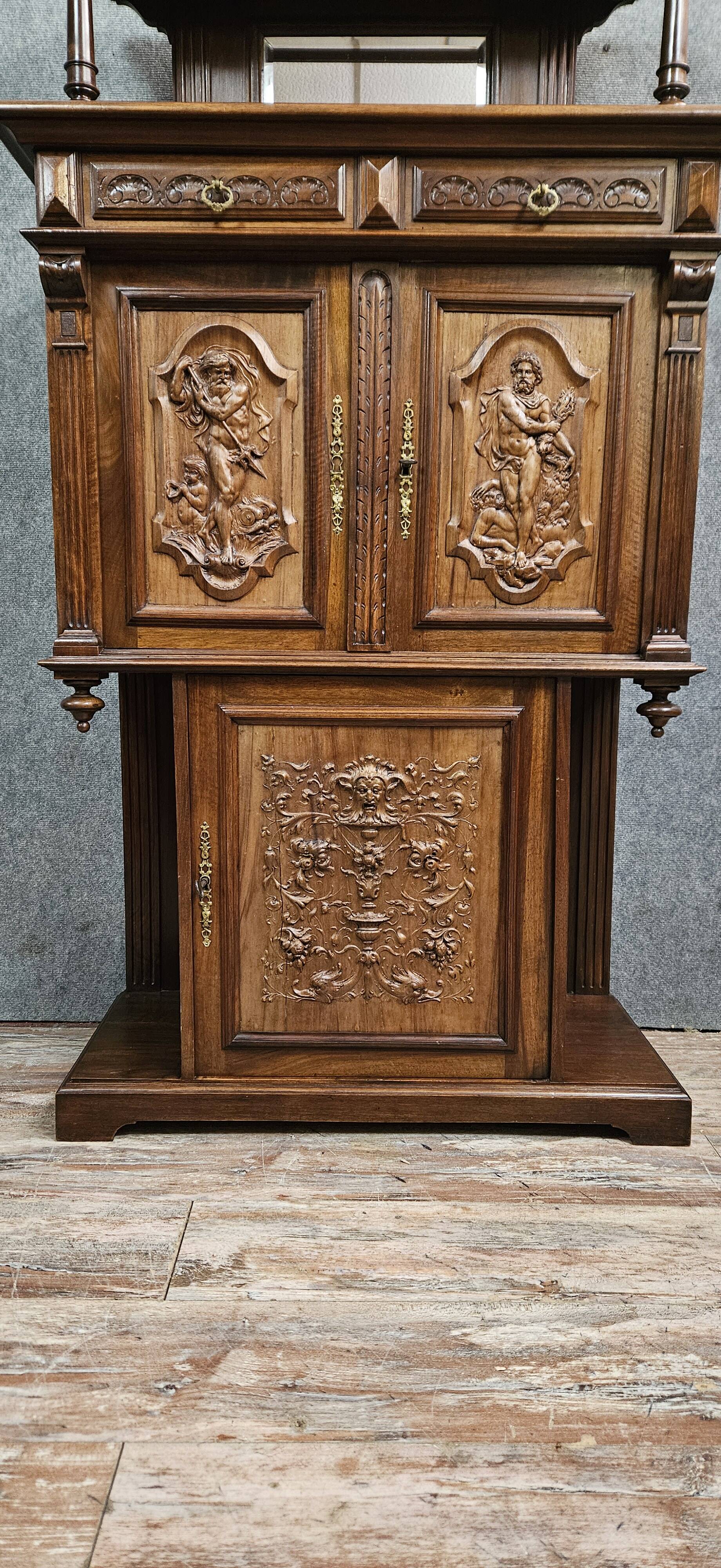 Cabinet sculpté en noyer avec panneaux en terre cuite – Style Renaissance