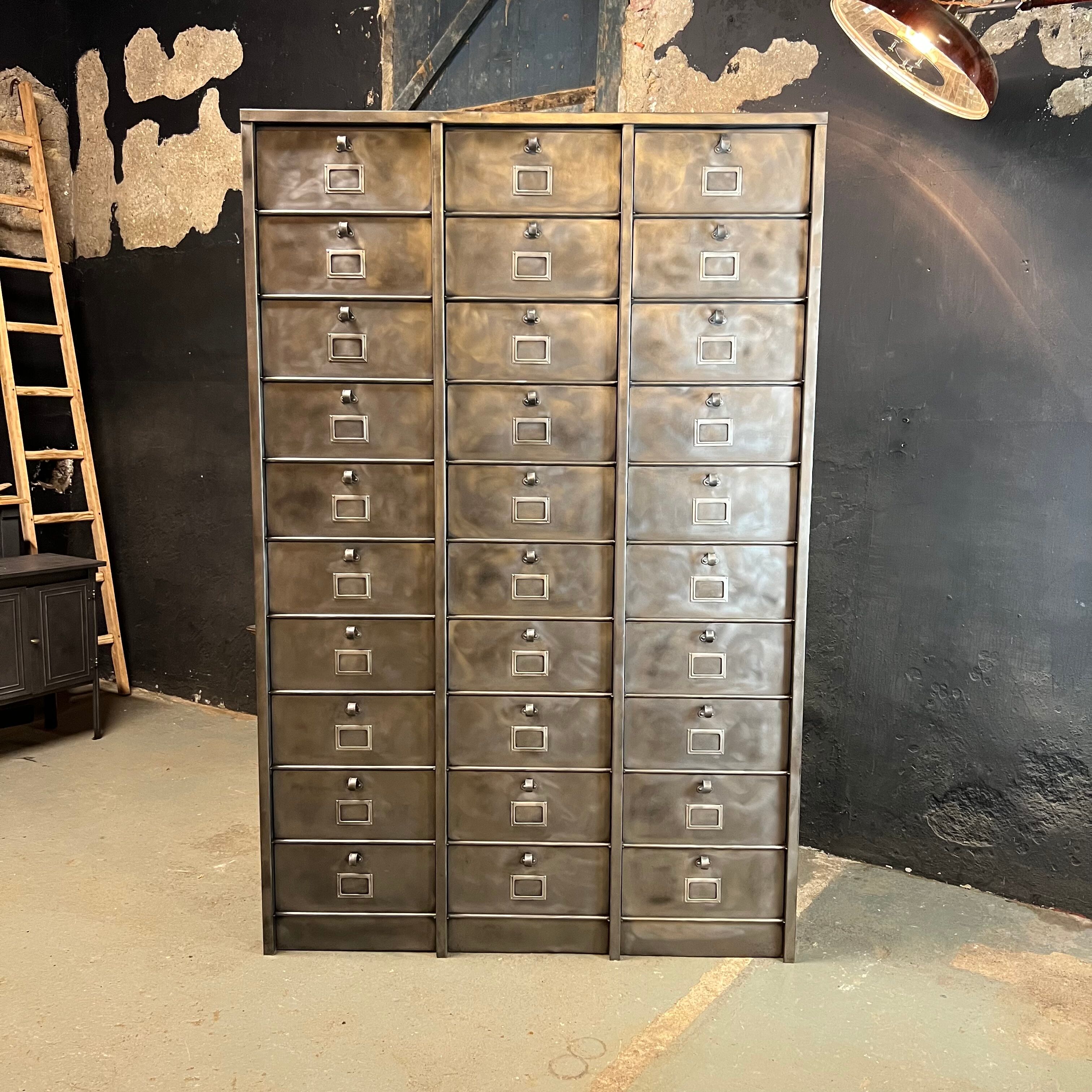 Strafor 3-column clamshell cabinet