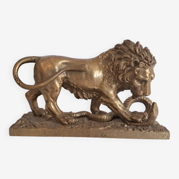 Animal bronze "lion slaying a snake"