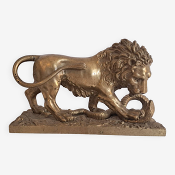 Bronze animalier "lion terrassant un serpent"