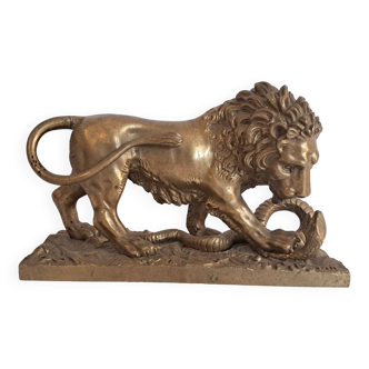 Bronze animalier "lion terrassant un serpent"