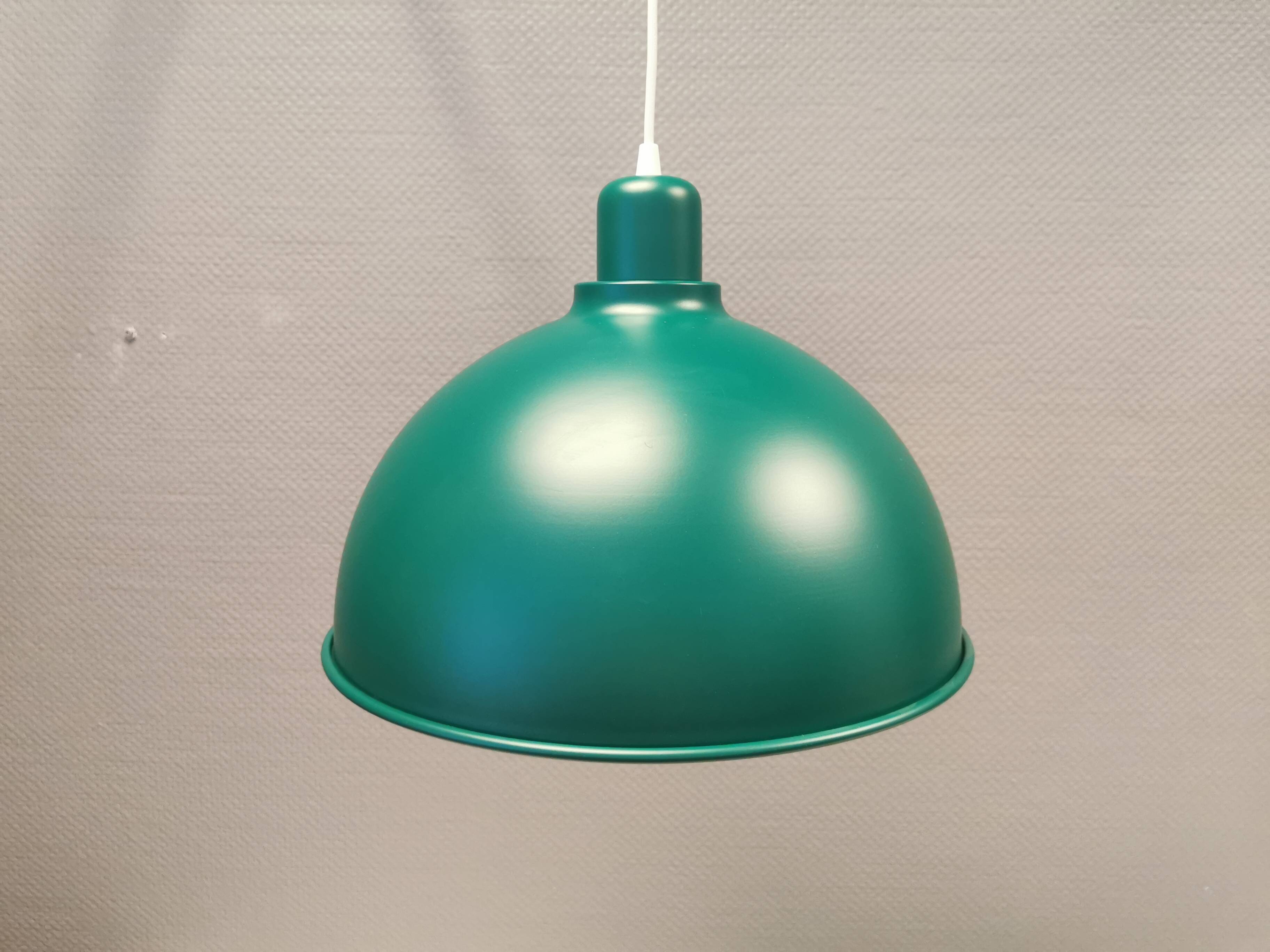 Une belle suspension industrielle en métal (pas en aluminium) de belle couleur verte